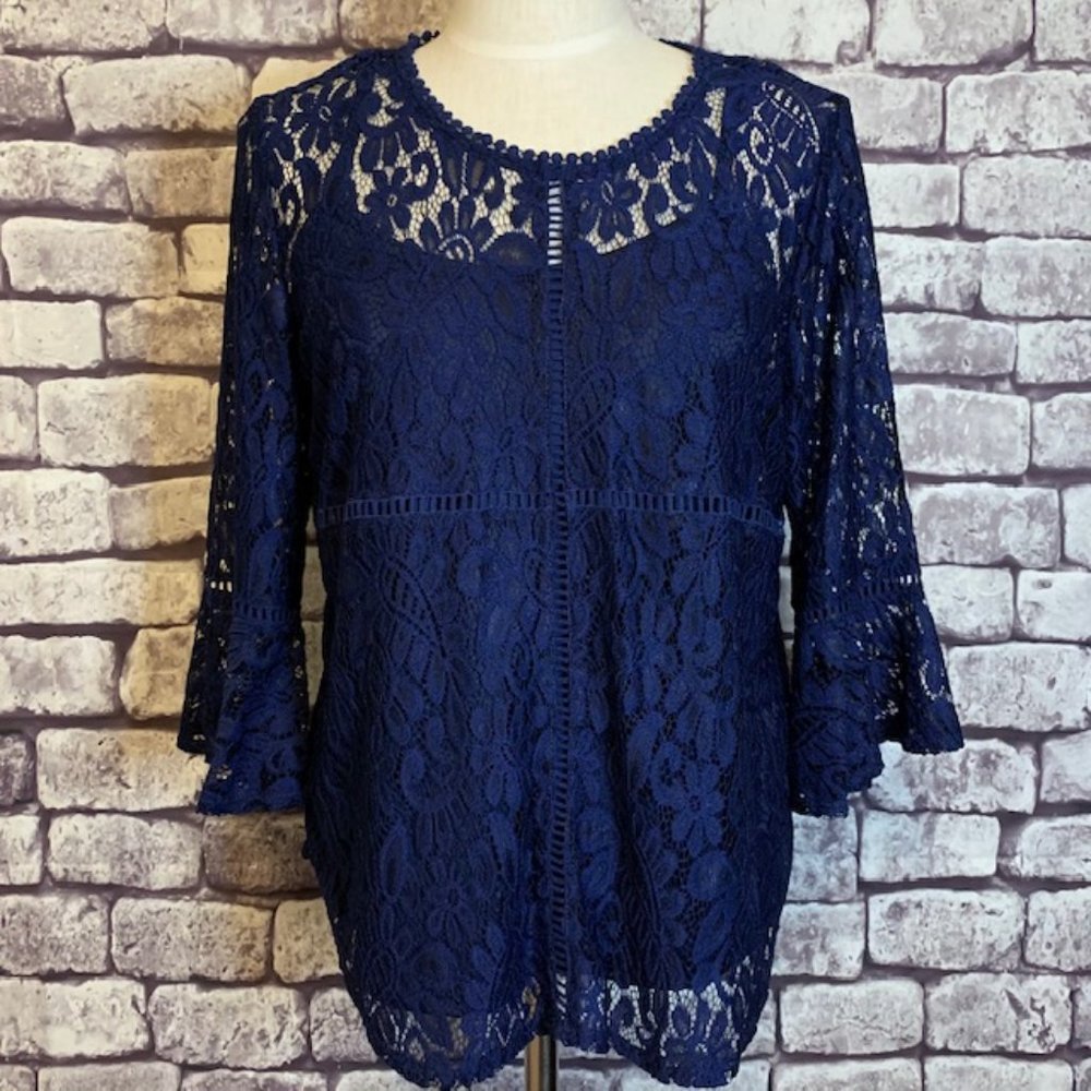 💙✨Liz Claiborne Navy Lace Top Sz. L with matching tank beneath.  Beautiful!!